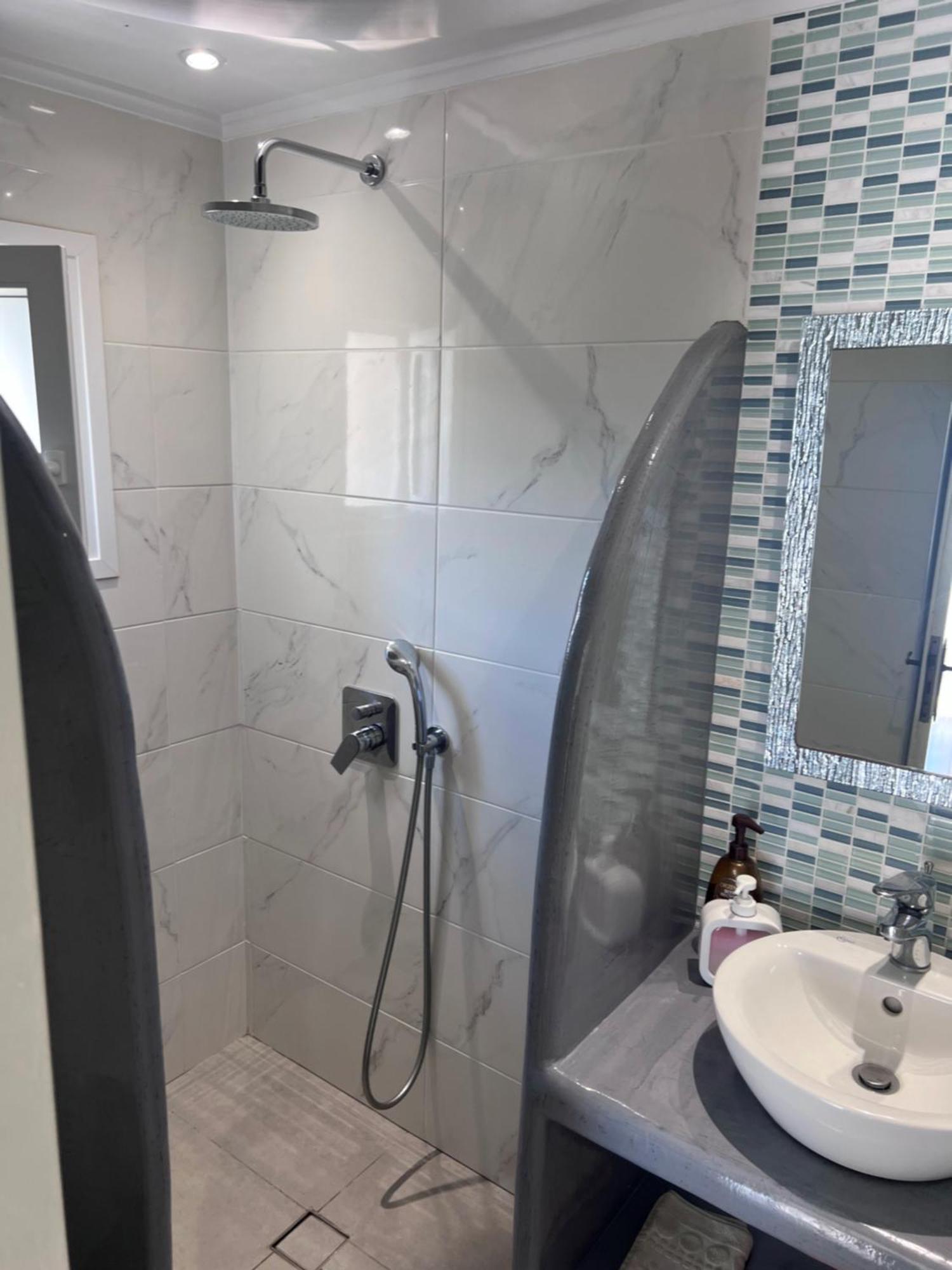 Dreibettzimmer mit Poolblick